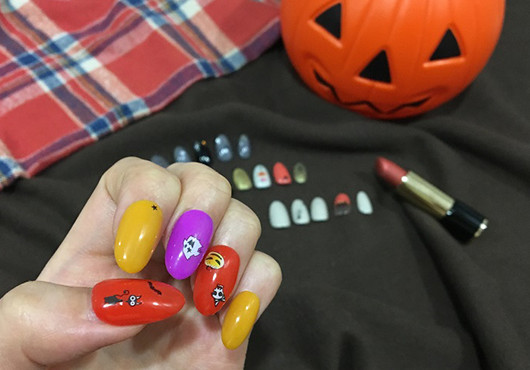 指先もさりげなくハロウィン仕様に!ハロウィンネイルのやり方